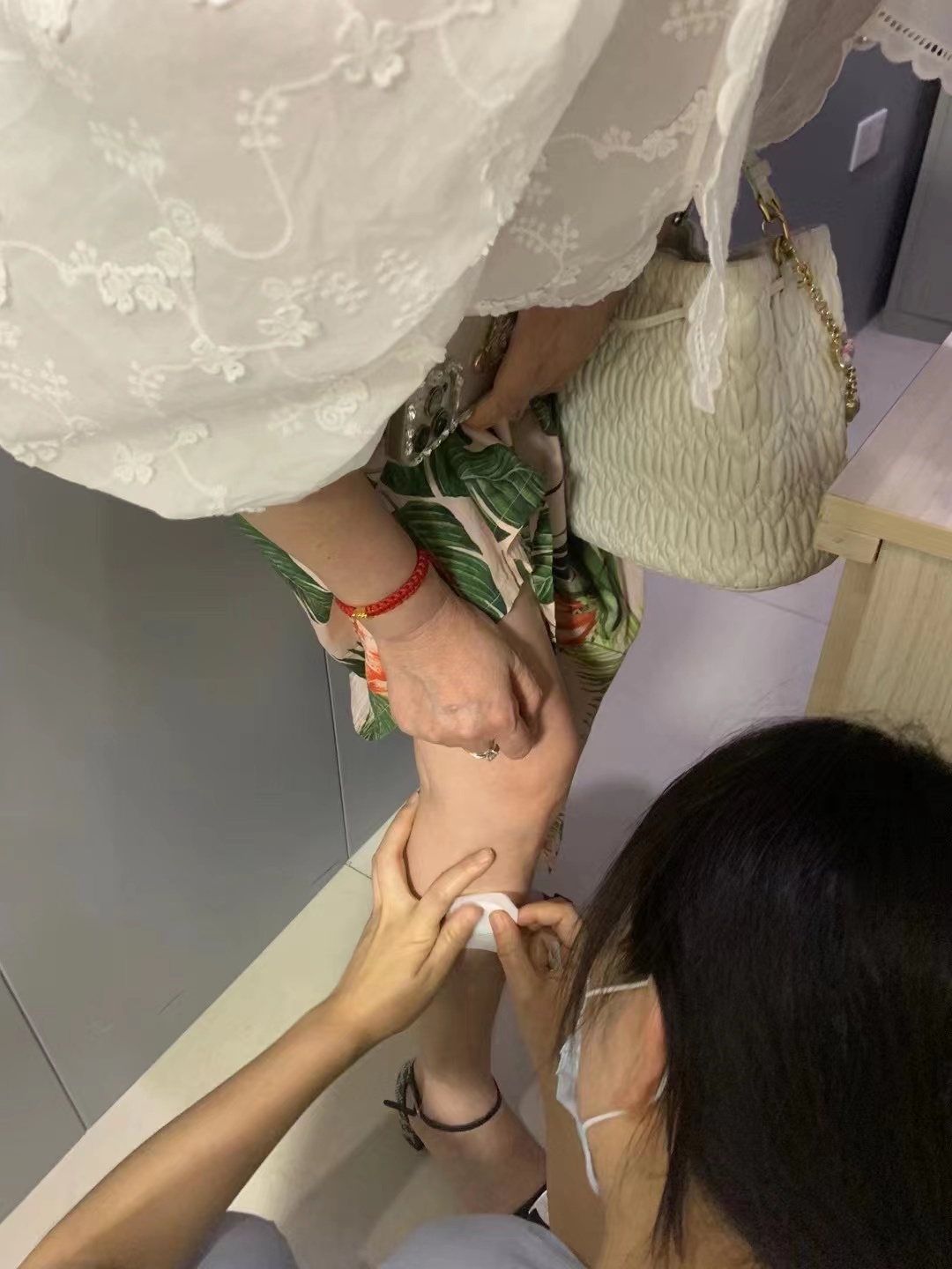 金陵科技學院眼視光專業(yè)學科帶頭人劉宜群教授蒞臨浦濟醫(yī)院眼科參觀指導